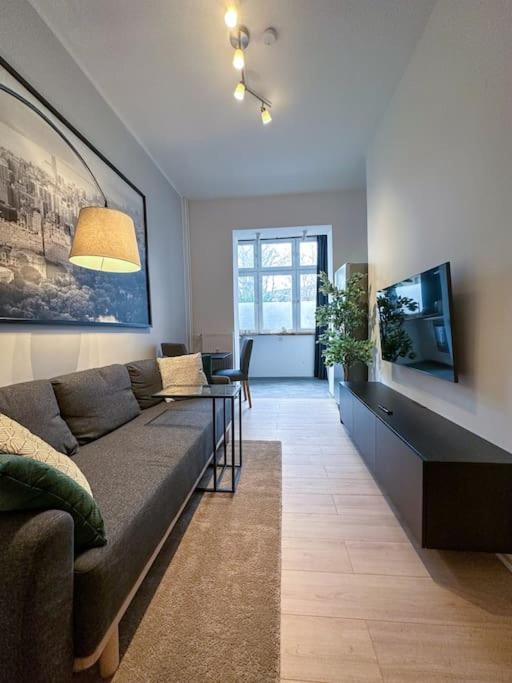 Modern City Apt. -With 2 Tv, Netflix And Work Desk Есен Екстериор снимка