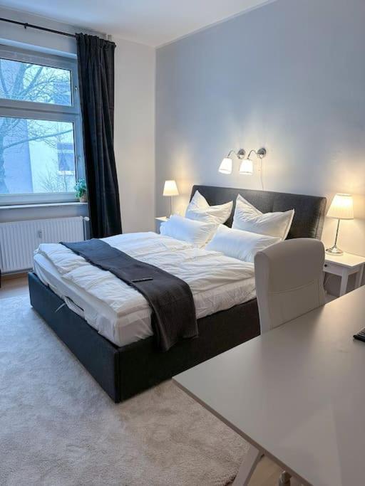 Modern City Apt. -With 2 Tv, Netflix And Work Desk Есен Екстериор снимка